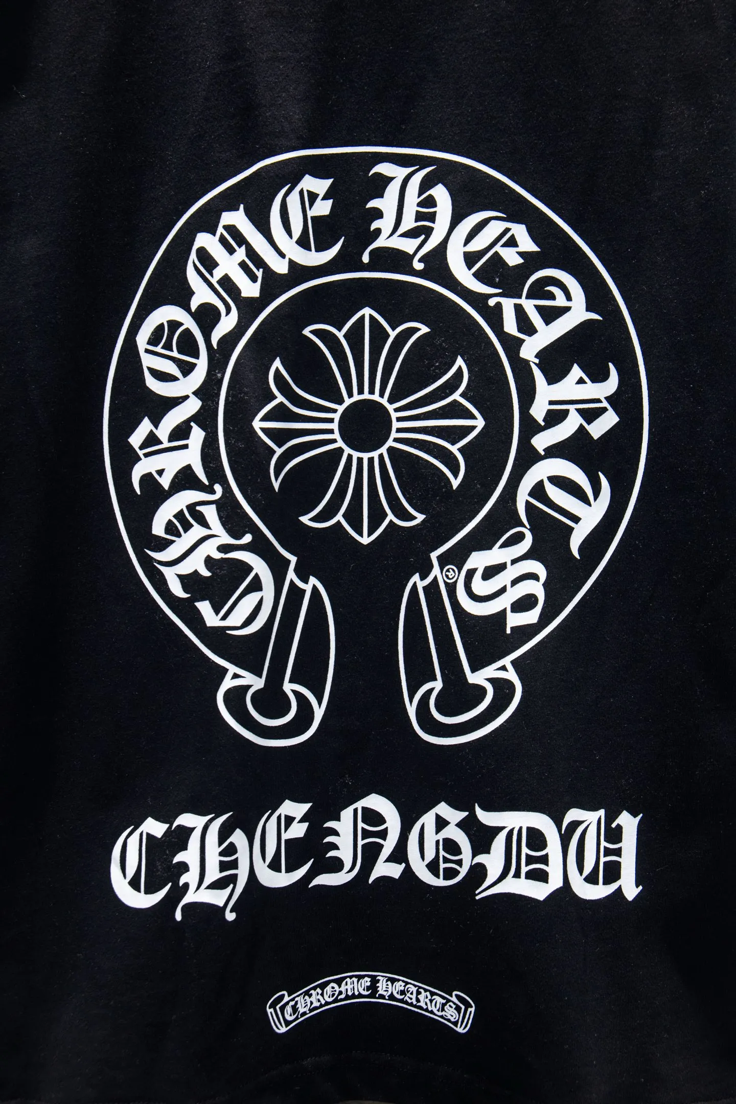 P220 🆕 Chrome hearts limited edition 300g. It is different from the low weight in the market. The os version is really charming. Chrome hearts are really unique. Each season's new version is the best. It is very practical and can be worn casually. Nice✔️ - ⚠️100% cotton. Made of 26-count double yarn and 300-gram pure cotton fabric. Made from imported knitting needle carded cotton, the thickness is moderate, drapey and contoured, making the upper body comfortable! ! It is very tolerant to fat body types and can instantly lose five pounds after wearing it!  The front cuffs and back chest are made of direct-injection printing environmentally friendly glue material, using a mechanized printing process. Mechanical printing has high precision, the positioning accuracy can reach ±0.02mm, and the quality is stable.  The neck strap is made of pure cotton and is cut from one piece. It has no color difference and will not deform. The body of the garment is treated with printing elements on both sides, which greatly increases the interest of the clothing; it has a unique visual effect. The special washing effect creates a unique distressed effect. In the past two years, the oversize version has become the focus of the trend and has been a popular staple in the past two years. The change of designers has made this brand an instant hit. The progress of the times also requires the blood impact of fresh elements and trendy designs to continue the glory! It’s stylish both inside and outside, a must-have for high street travel! An absolute "eye-catching style" that can match couples 💏 Color: Black White Size: S M L XL